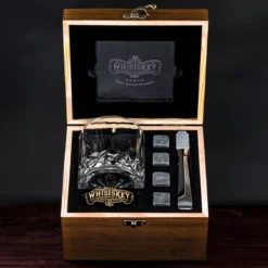 Alternative view of Whisiskey Luxe Whiskey Set - Incl. Whiskey Glas, 4 Whiskey Stones, Onderzetter, Ijstang, Fluwelen Opbergzak, Opbergbox - Whisky Geschenkdoos - Accessoires - Herbruikbare IJsblokjes - Cadeau Voor Man & Vrouw