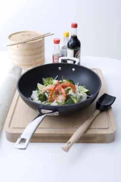 Alternative view of LE CREUSET - Les Forgees - Wokpan 30cm